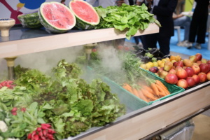 L'agencement du magasin bio passe aussi par le rayon fruits et légumes frais.