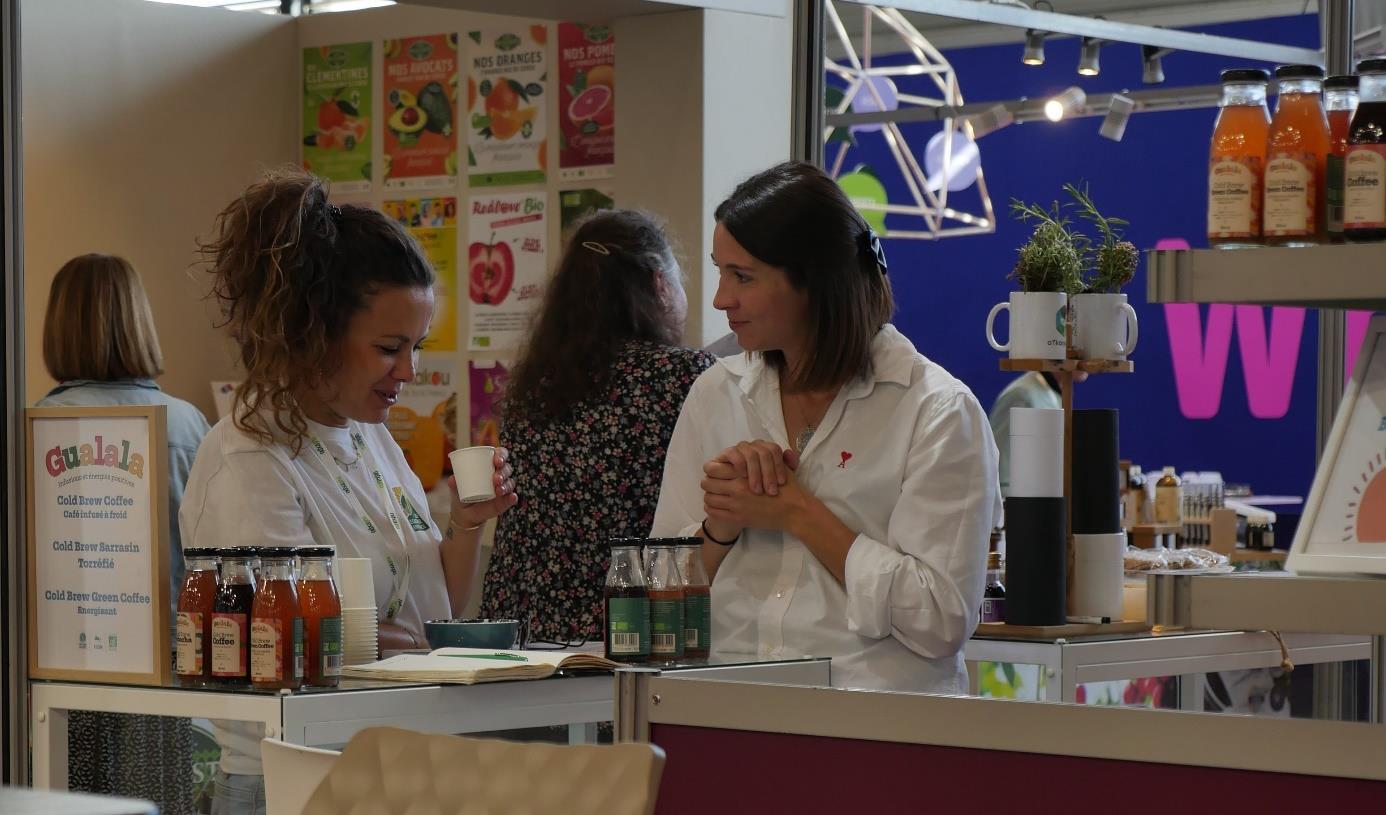 deux femmes a un salon 